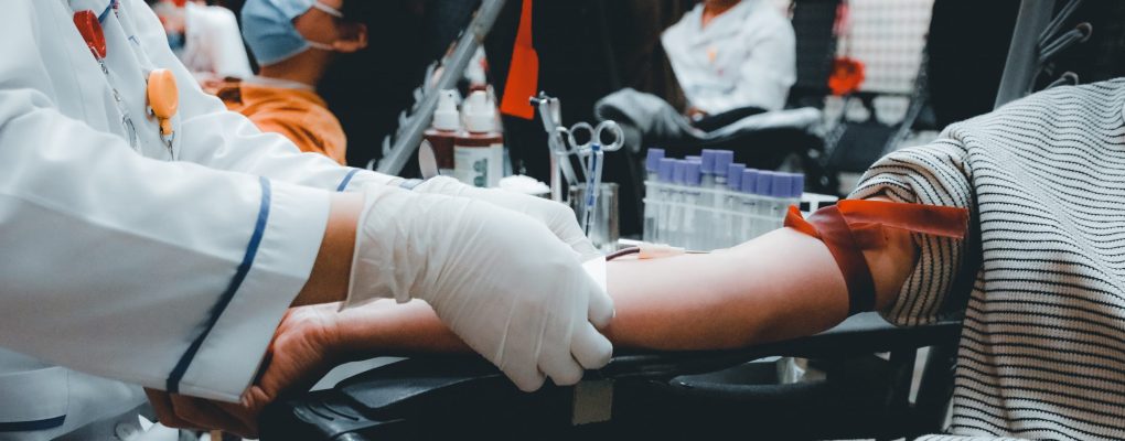 No, la Cruz Roja Americana no ha dicho que los vacunados no pueden donar sangre ni plasma