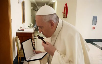 La cruz que besó el Papa antes de ser intervenido