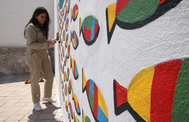 Pinta los muros vandalizados con mensajes de esperanza