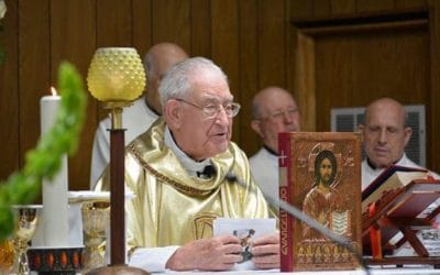 Con 100 años confiesa, bautiza, celebra misa y vence el COVID-19