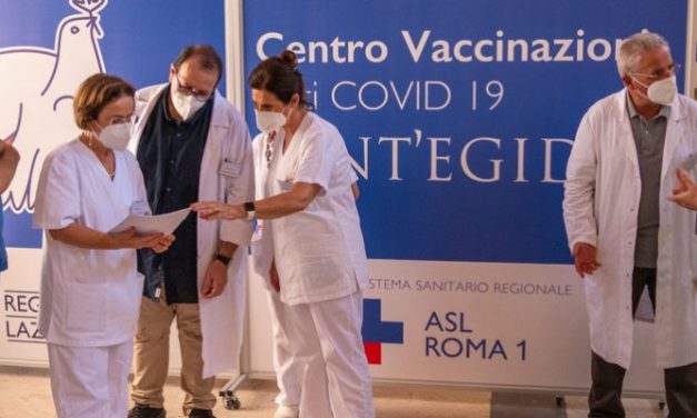 El centro de vacunación de la Comunidad de San Egidio en Roma no deja a nadie atrás