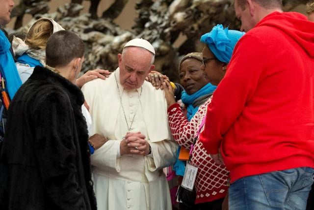 Papa Francisco: «A los pobres se les abraza, no se les cuenta»