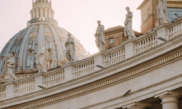 El Vaticano pide dar prioridad a la vacunación entre los más pobres