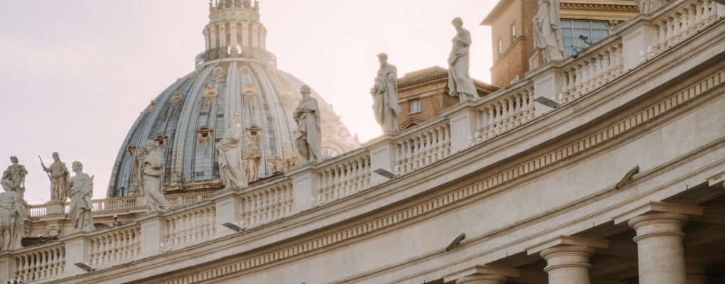 El Vaticano pide dar prioridad a la vacunación entre los más pobres