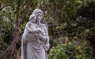 ¿Cómo puede María ser la Madre de su Creador? (Dogmas marianos)