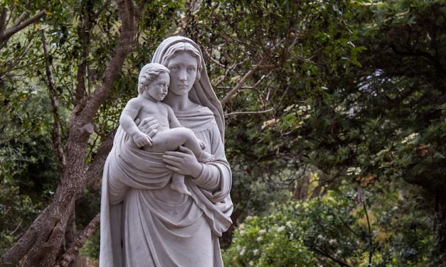 ¿Cómo puede María ser la Madre de su Creador? (Dogmas marianos)