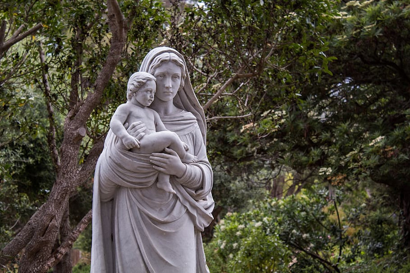 ¿Cómo puede María ser la Madre de su Creador? (Dogmas marianos)