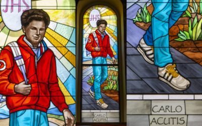 El primer vitral de Carlo Acutis lo presenta con mezclilla y tenis