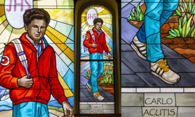 El primer vitral de Carlo Acutis lo presenta con mezclilla y tenis