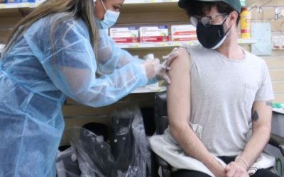 ¿Por qué en algunos lugares están poniendo una dosis en vez de dos a aquellos que han pasado la covid-19?