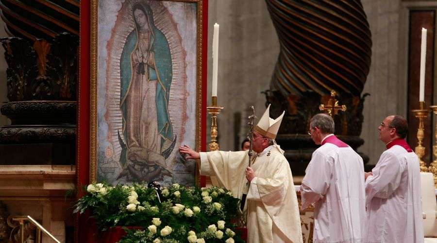 12 de diciembre en el Vaticano con la Virgen de Guadalupe, en torno al Papa, con una consagración continental