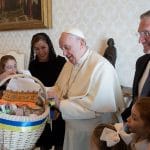 El Papa Francisco bendice canastas de Pascua para víctimas de la guerra