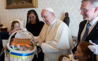 El Papa Francisco bendice canastas de Pascua para víctimas de la guerra
