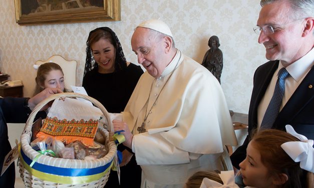 El Papa Francisco bendice canastas de Pascua para víctimas de la guerra