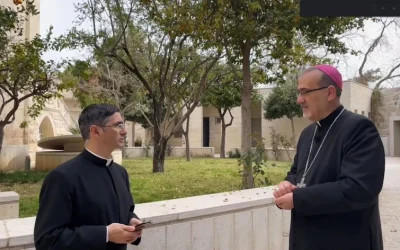 “La primera cosa es amar a los sacerdotes, porque a través de su sacerdocio recibimos la Eucaristía y el perdón de Dios”