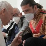 El Papa lava los pies a doce presos entre lágrimas: "Dios siempre perdona"