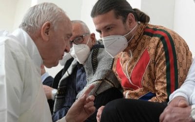 El Papa lava los pies a doce presos entre lágrimas: «Dios siempre perdona»
