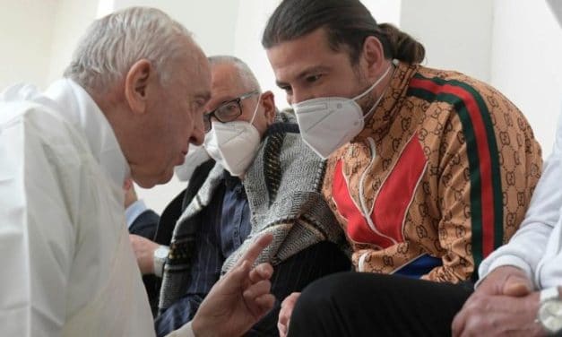 El Papa lava los pies a doce presos entre lágrimas: «Dios siempre perdona»