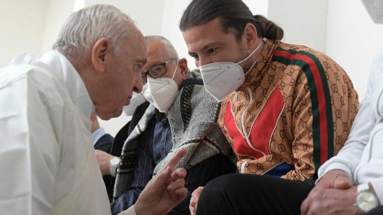 El Papa lava los pies a doce presos entre lágrimas: «Dios siempre perdona»