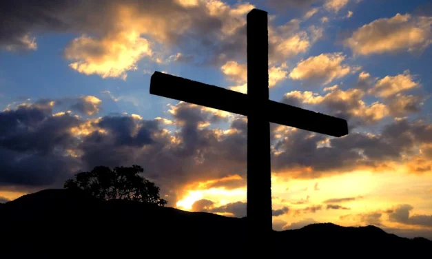 El Siervo doliente de Yahveh profetizado al Siervo crucificado de la historia