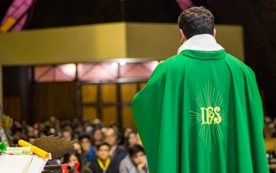¿Por qué los sacerdotes usan ropa especial para decir la Misa?