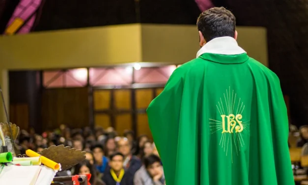 ¿Por qué los sacerdotes usan ropa especial para decir la Misa?