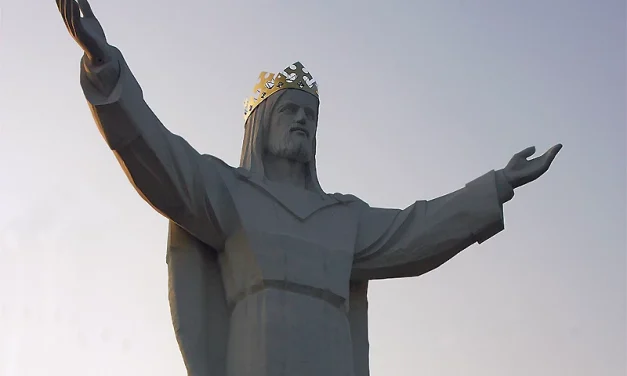 Jesucristo Rey del universo, Dios crucificado
