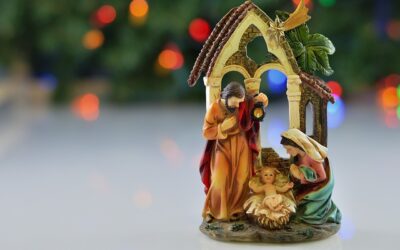 Envuelto en pañales en un pesebre