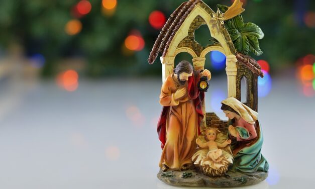 Envuelto en pañales en un pesebre