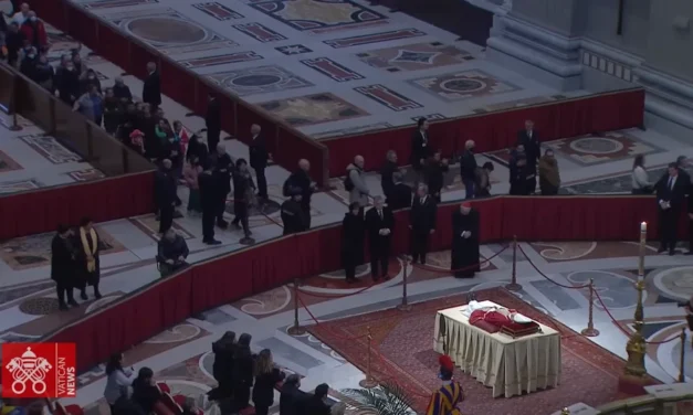 Fieles de todo mundo agradecen a Benedicto XVI