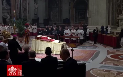 Despedida a Benedicto XVI: Miles de personas presentan sus condolencias en San Pedro