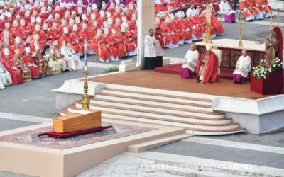 El adiós a Benedicto XVI. El Papa: “Padre, en tus manos encomendamos su espíritu”