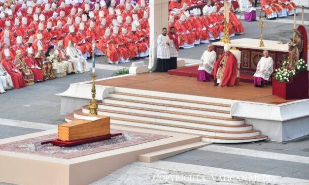 El adiós a Benedicto XVI. El Papa: “Padre, en tus manos encomendamos su espíritu”