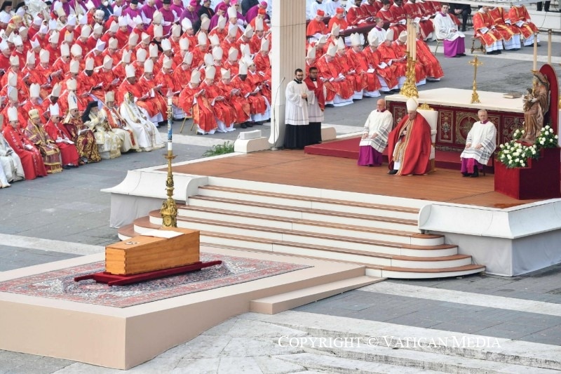El adiós a Benedicto XVI. El Papa: “Padre, en tus manos encomendamos su espíritu”