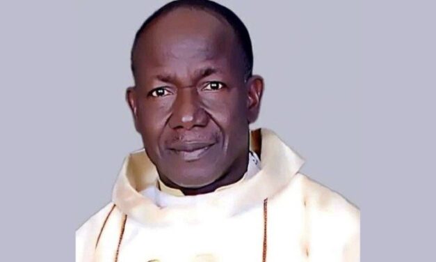 Nigeria, un sacerdote católico asesinado y otro herido en su casa parroquial