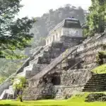Los centros ceremoniales del area maya