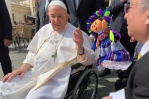 El Papa Francisco recibiendo una "Lele" de manos del embajador de México en la Santa Sede.