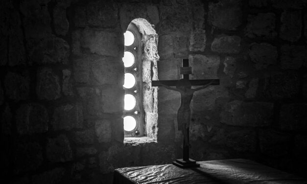 El acontecimiento y el misterio unidos en la Cruz