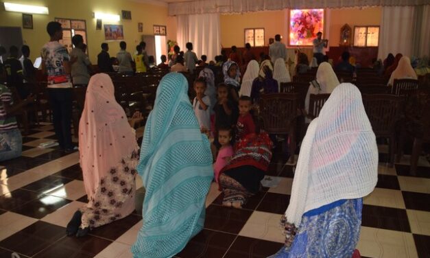 Sudán: en medio de los combates, los sacerdotes se quedan al lado de su rebaño