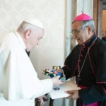 El Papa dice “... qué lindo” al regalo de “Lele”