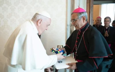 El Papa dice “… qué lindo” al regalo de “Lele”
