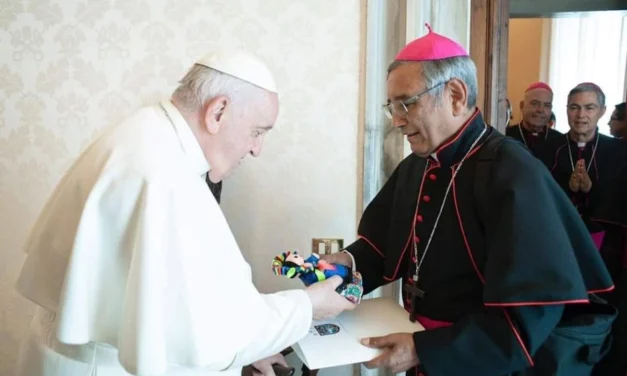 El Papa dice “… qué lindo” al regalo de “Lele”