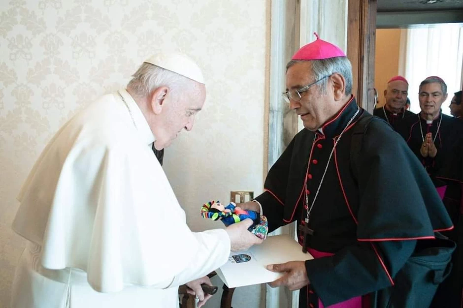 El Papa dice “… qué lindo” al regalo de “Lele”