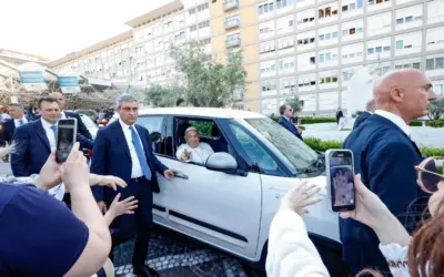 El Papa Francisco fue dado de alta del Hospital Gemelli de Roma