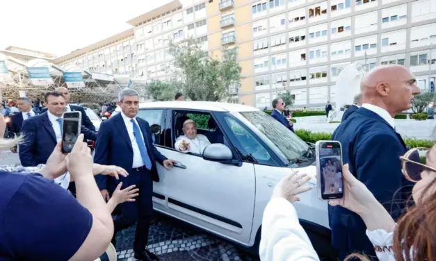 El Papa Francisco fue dado de alta del Hospital Gemelli de Roma