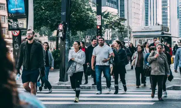 El peatón está en la calle
