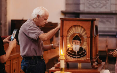 San Chárbel, bendiciendo y consolando nuestra patria