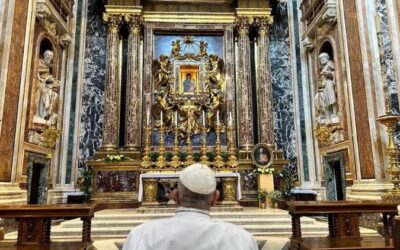 El Papa reza ante la Salus populi romani por su viaje a la JMJ de Portugal