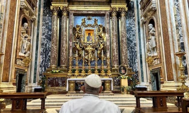 El Papa reza ante la Salus populi romani por su viaje a la JMJ de Portugal