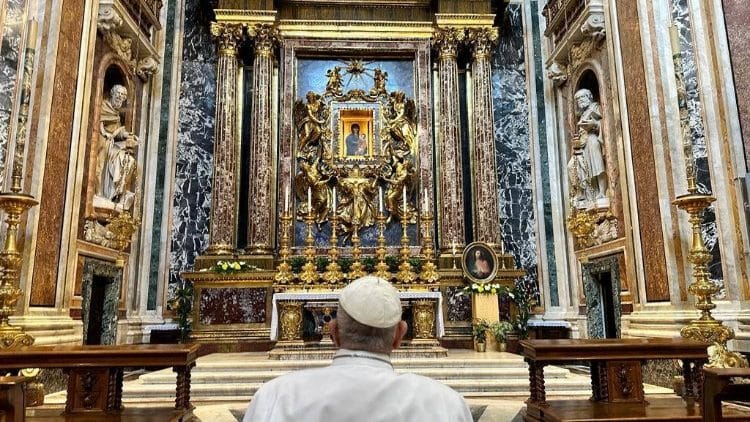 El Papa reza ante la Salus populi romani por su viaje a la JMJ de Portugal